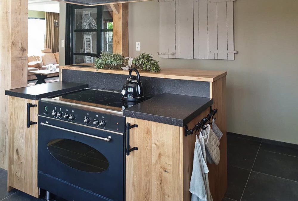 Maatwerk keuken uitgevoerd in eikenhout