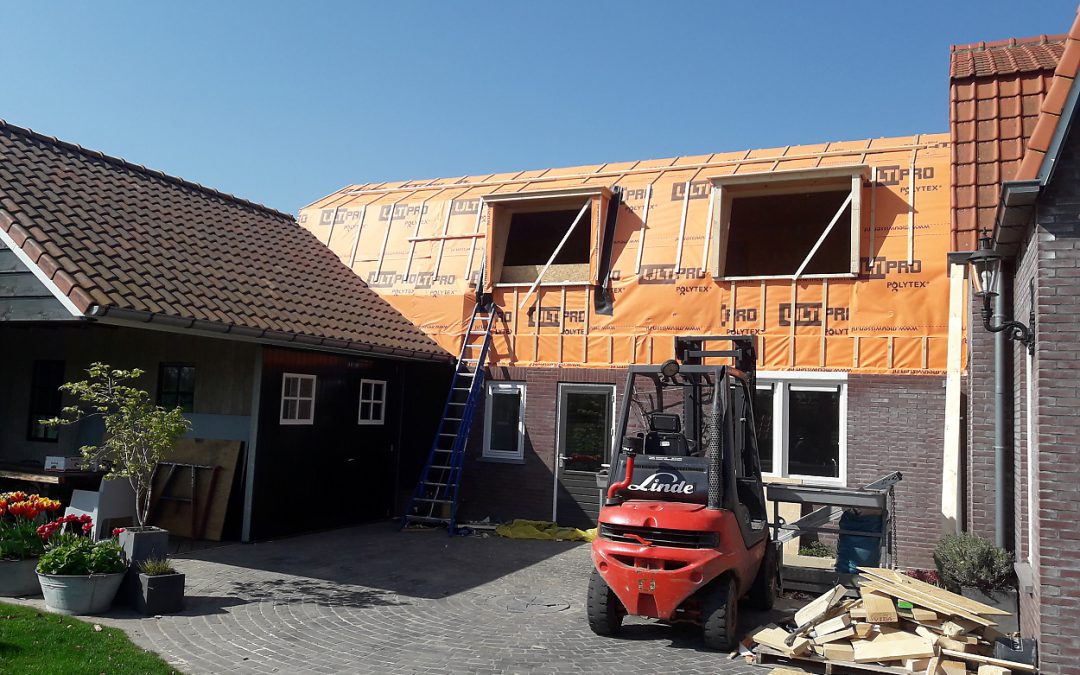 Plaatsen van mansarde kap op bestaande aanbouw